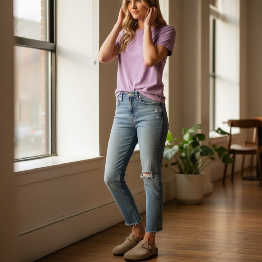 Madewell Thr Perfect Vintage Jeans Size 29P
Light Wash Distressed